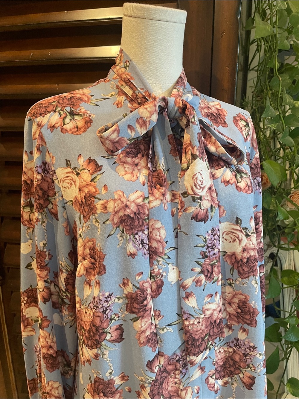 Tahari Arthur S Levine XL Floral Tie-Neck Blouse in Light Blue Floral - Picture 2 of 9
